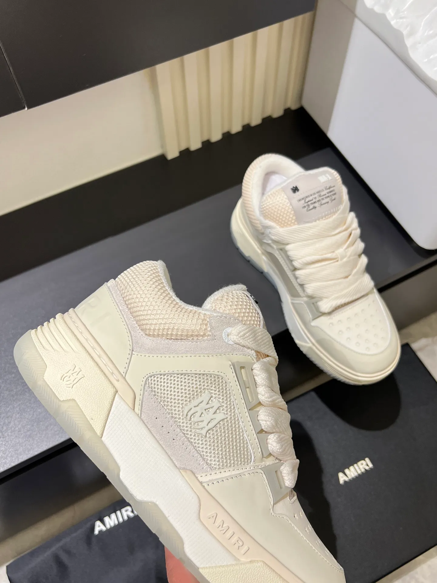 Men's shoes 💰p680 [AMIRI] 2025 spring and summer series new sneakers, new 🆕 bread shoes, bread shoes have a very special big tongue design, thickened outsole, rounded toe, oversized rubber sole and perforated star details, whoever wears them will look better! The appearance is responsible, the feet are retro and handsome! Size: 38-45
